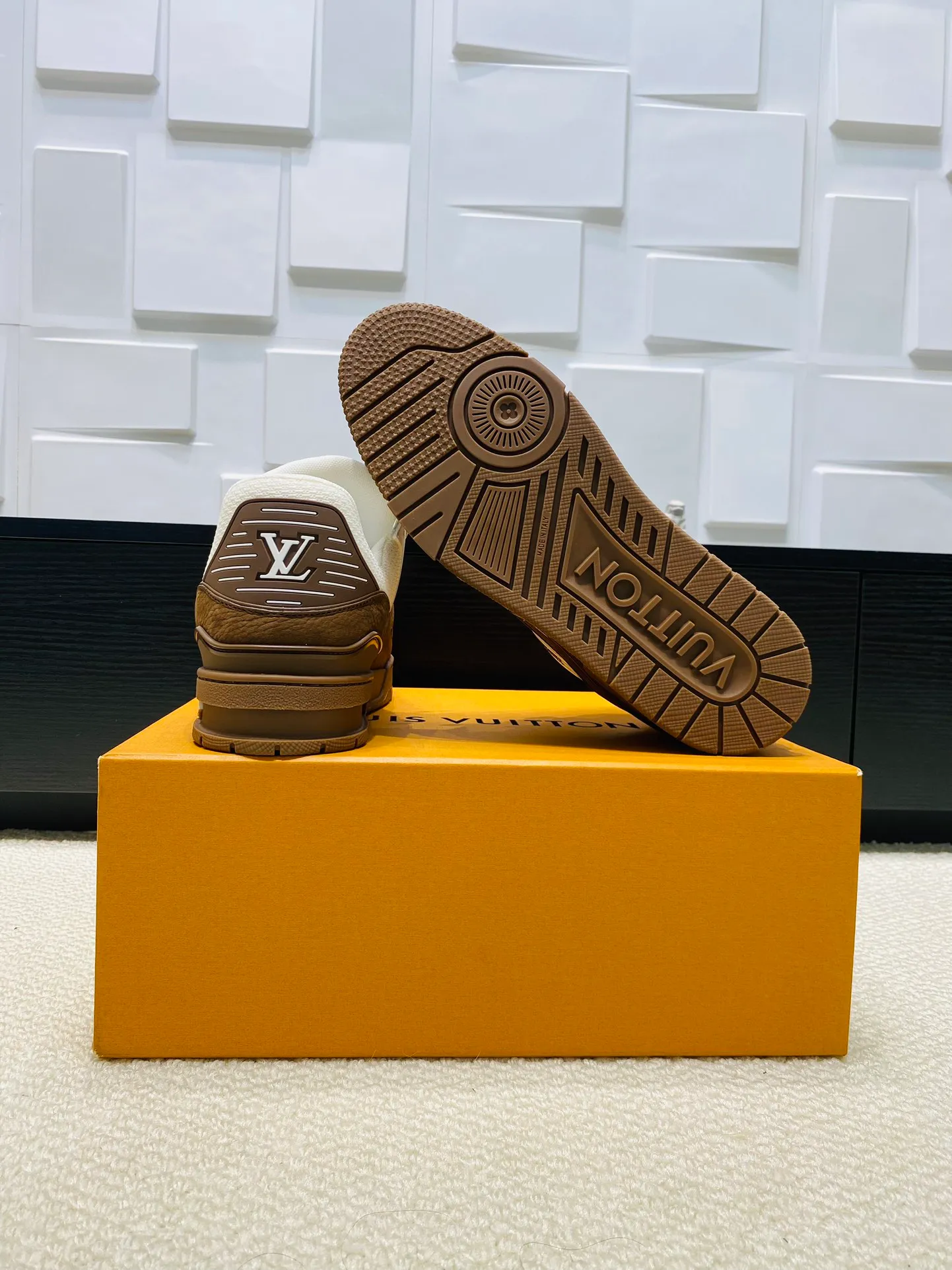 👟👟Ex-factory price 800👟👟 💰💰💰 Hot style 🆕🆕🆕𝙇𝙑 LV Louis Vuitton L House Donkey Brand Trainer Series Couple Style Casual Sports Shoes Skateboard Shoes Original Purchase Development Production Production This pair of LV Trainer sneakers are made of a blend of technical materials with waterproof properties. The meticulously crafted upper is notable for its many signature details, including Louis Vuitton and #54 in script, referencing the year 1854. Exquisite packaging at the delivery counter🛍📦 ▪️Fabrics: Original customized imported cowhide ▪️Inner lining: Original customized breathable mesh ▪️Outsole: Original open-molded non-slip TPU combination outsole ▪️Sole thickness: 3 cm ▪️Size: Women's 35-41 / Men's 38-46